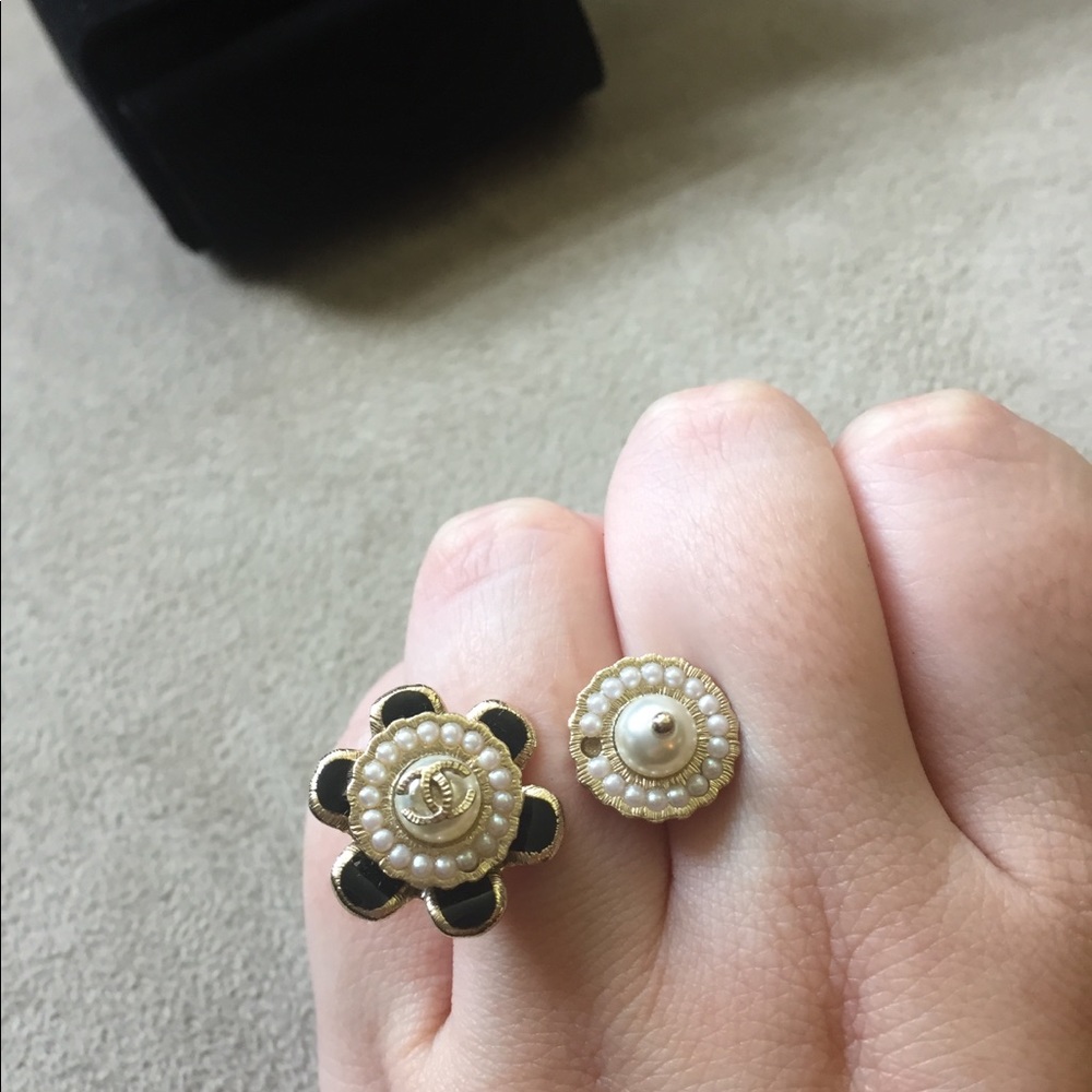 Authentic Chanel Flower pearl open ring with logo - Picture 2 of 8